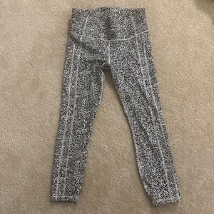 NWOT Athleta ultimate stash II textured trailwind 7/8 tight size M